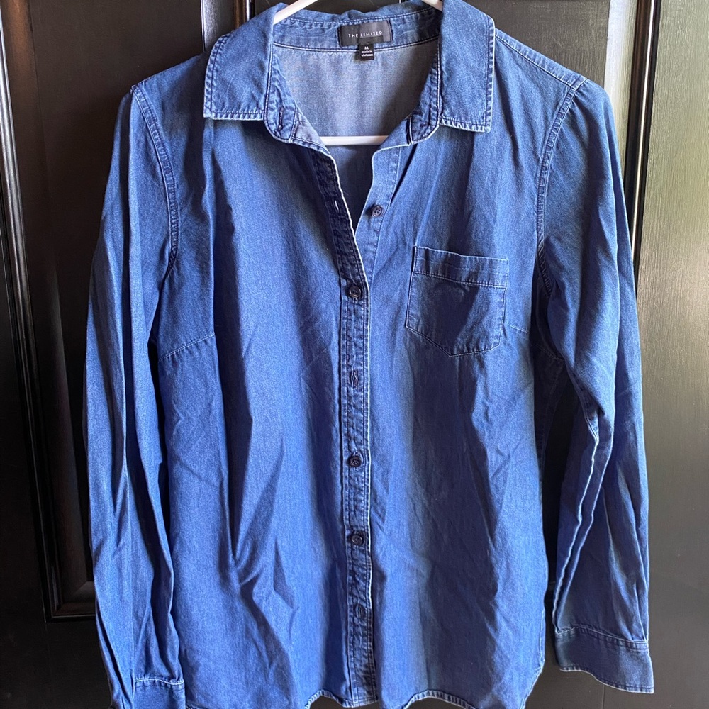 The Limited women’s chambray shirt. Size medium. Excellent condition.